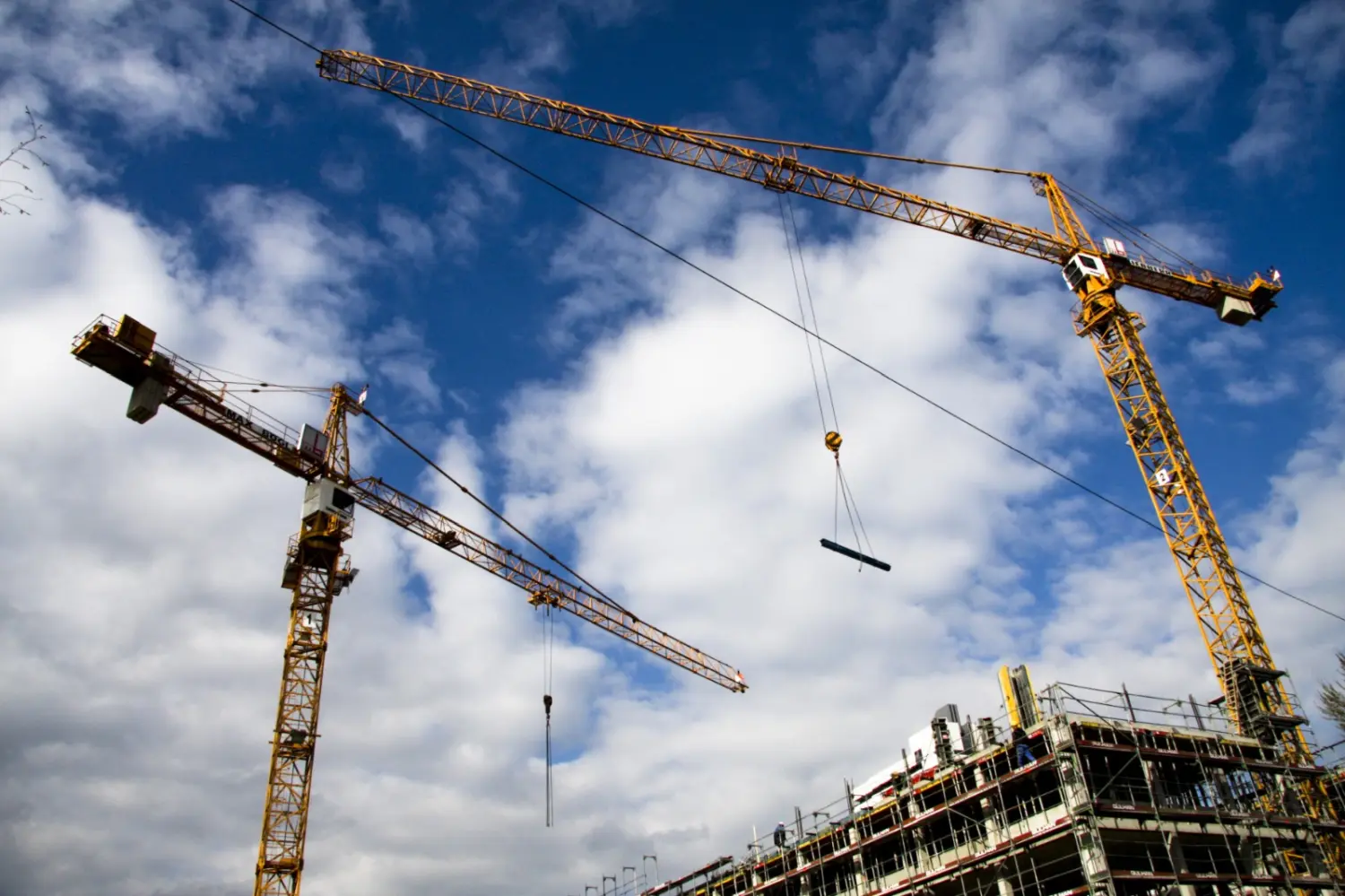 Optilog GmbH – Schwere Kräne auf der Baustelle