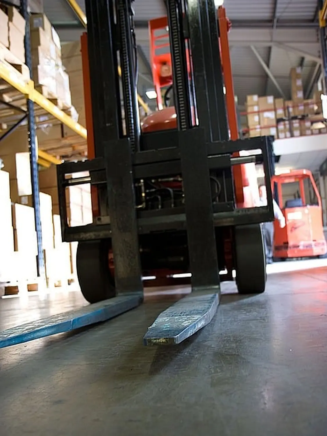Optilog GmbH - Gabelstapler in einem Logistiklager